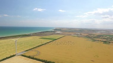 Rüzgar jeneratörleri kıyı şeridi ile güzel manzara Panoraması. Hava anket