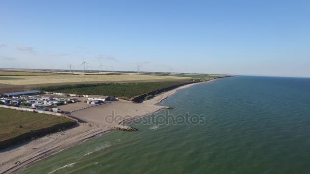 Luftaufnahme der sommerlichen Landschaft mit Windrädern. Luftaufnahme — Stockvideo