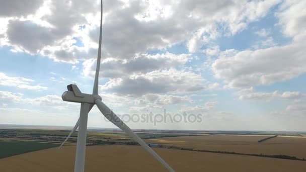 Ветряная мельница, производящая электричество от ветра на горизонте, если только не вид со стороны степи. Аэросъемка. Закрыть — стоковое видео