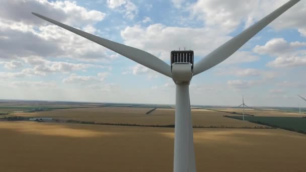 Enrolle la hélice generando electricidad a partir de la vista trasera del viento. Inspección aérea. De cerca. — Vídeo de stock