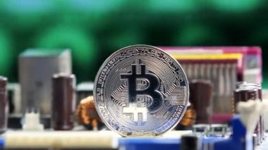 Bilgisayar anakart arka plan portre üzerinde gümüş bitcoin. Cryptocurrency sanal para