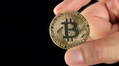 Altın Bitcoin sanal para tutan el.