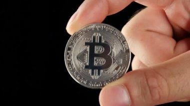 Gümüş Bitcoin sanal para tutan el.