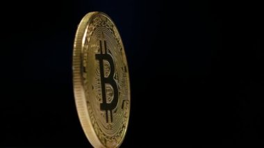 Altın Bitcoin siyah bir arka plan üzerinde döner