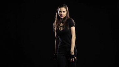 Şarkıcı cinsel dans ediyor ve bir mikrofon bir konserinde şarkı söylüyor. Siyah arka plan. Ağır çekim