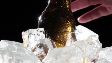 Şişe bira buz, bir adam çeker. Siyah arka plan. Yakın çekim