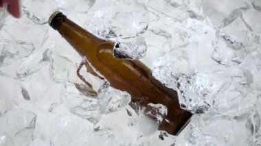Şişe bira buz, çeker bir el mans. Beyaz arka plan. Ağır çekim