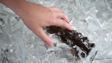 Şişe bira tarafından çekti bir el mans. Beyaz arka plan. Ağır çekim