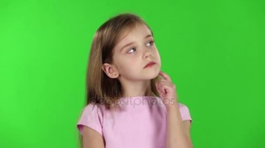 Bebek de tarafından arıyor, düşüncelidir. Yeşil ekran. Ağır çekim