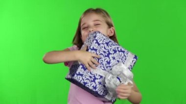 Bebek hediye elinde tutuyor. Yeşil ekran. Ağır çekim