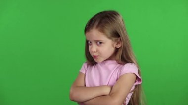 Çocuk kız arkadaşıyla yemin ediyor. Yeşil ekran. Ağır çekim