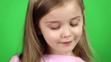 Bebek sabun köpüğü sağlar. Yeşil ekran. Yakın çekim. Ağır çekim