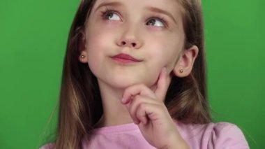 Bebek de tarafından arıyor, düşüncelidir. Yeşil ekran. Yakın çekim. Ağır çekim