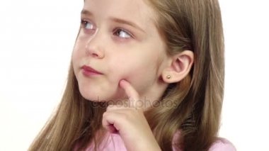 Bebek de tarafından arıyor, düşüncelidir. Beyaz arka plan. Yakın çekim. Ağır çekim