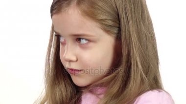 Çocuk ağır, sighs çok yoruldu. Beyaz arka plan. Yakın çekim. Ağır çekim