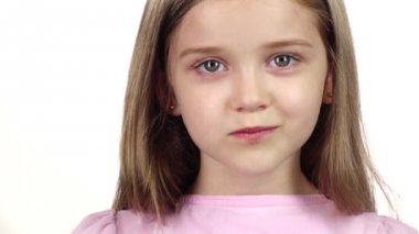 Çocuk gerçekten Kameraya gülümse. Beyaz arka plan. Yakın çekim. Ağır çekim