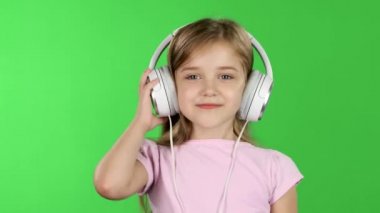 Bebek kulaklık aracılığıyla müzik dinler. Yeşil ekran