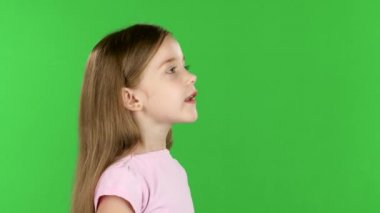 Bebek bir not konuşuyor. Yeşil ekran. Yan görünüm