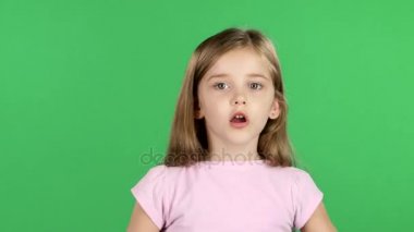 Bebek kız arkadaşıyla yemin ediyor. Yeşil ekran