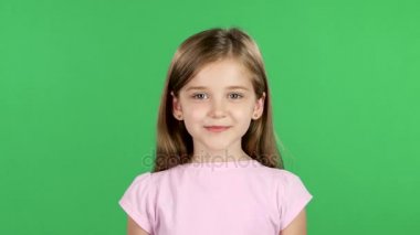 Çocuk gerçekten Kameraya gülümse. Yeşil ekran