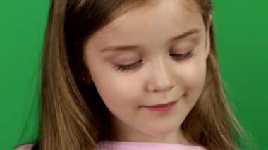 Bebek sabun köpüğü sağlar. Yeşil ekran. Yakın çekim