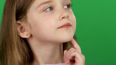 Bebek de tarafından arıyor, düşüncelidir. Yeşil ekran. Yakın çekim