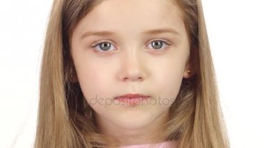 Çocuk gerçekten Kameraya gülümse. Beyaz arka plan. Yakın çekim