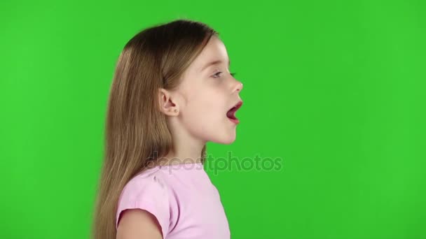 Baby spricht in ein Megafon. Green Screen. Seitenansicht. Zeitlupe — Stockvideo