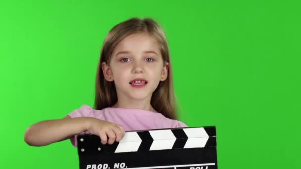 Bébé tient dans les mains clapperboard. Écran vert. Mouvement lent — Video