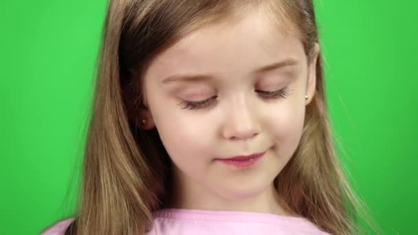 Barnet kan i såpbubblor. Grön skärm. Närbild. Slow motion — Stockvideo