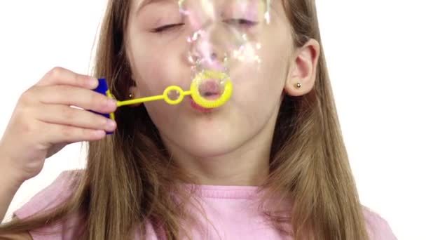 Barn kan i såpbubblor. Vit bakgrund. Närbild. Slow motion — Stockvideo