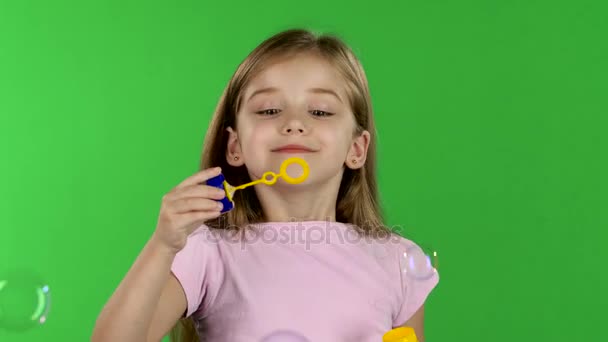 Dítě nechá mýdlové bubliny. Zelená obrazovka — Stock video
