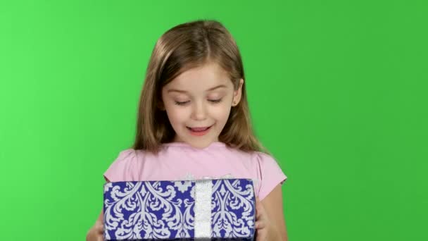 L'enfant tient un cadeau entre ses mains. Écran vert — Video