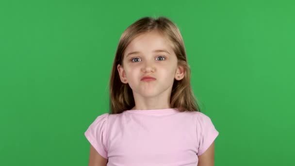La niña está enojada, está muy nerviosa. Pantalla verde — Vídeo de stock