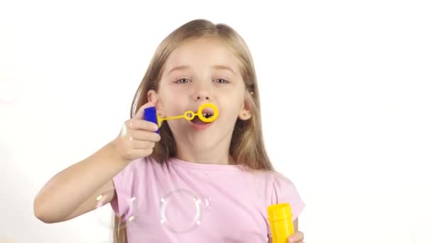 Kind laat de zeepbellen. Witte achtergrond — Stockvideo