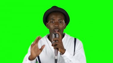 Bir kayıt stüdyosunda şarkı erkek Afro-Amerikan müzisyen. Yeşil ekran. Yakın çekim