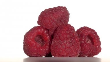 Ahududu meyve beyaz bir arka plan üzerinde döner. Yakın çekim