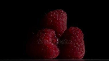 Ahududu meyve bir siyah arka plan üzerinde döner. Yakın çekim