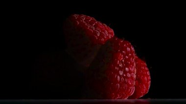 Ahududu meyve yaz hasat siyah bir arka plan üzerinde döner. Siluet. Yakın çekim