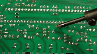 Sıcak demir Lehimleme teneke erir ve yönetim kurulu onarır