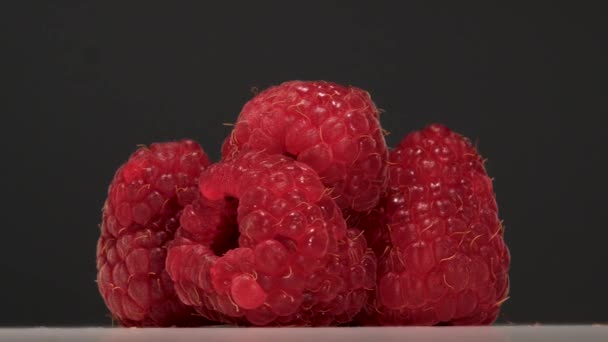 A sobremesa deliciosa de framboesas gira em um contexto cinza. Fechar — Vídeo de Stock