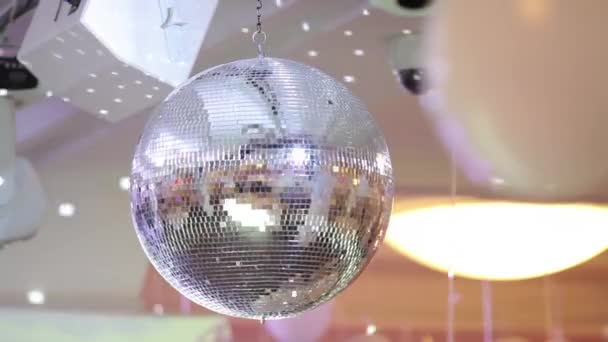 Espelhado bola de discoteca em um brilho branco de raios refletidos. Fechar — Vídeo de Stock