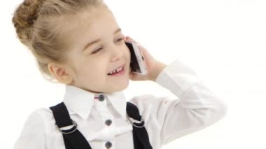 Kız öğrenci sevinçle tarafından cep telefonu beyaz arka plan üzerinde iletişim kurar. Portre