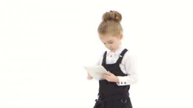 Okul kız birinci sınıf öğrencisi tablet beyaz arka plan üzerinde tarafından iletişim kurmak için kullandığı