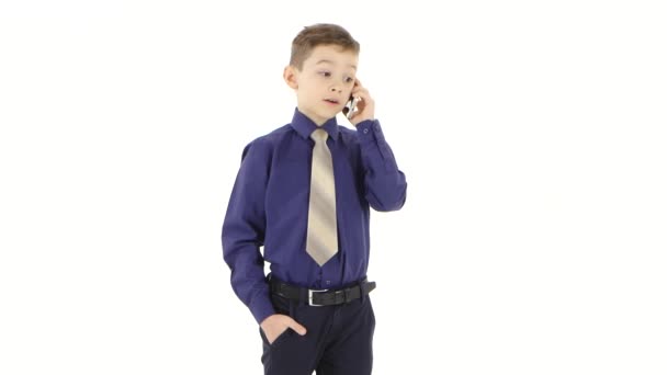 Tonåring pojke affärsman skäller underordnade per telefon på vita studio — Stockvideo
