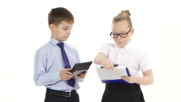 Par barn affärsman beräkna vinster och förluster på vit bakgrund — Stockvideo