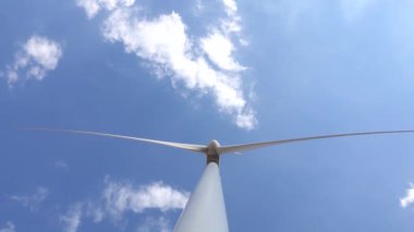 Elektrik üreten Rüzgar alt görünümünden pervane Rüzgar. Yakın çekim