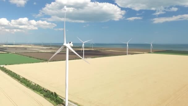 Primposad, Ucrânia - Julho2017: turbinas eólicas geram simultaneamente energia nas proximidades do mar azul. Inquérito aéreo — Vídeo de Stock