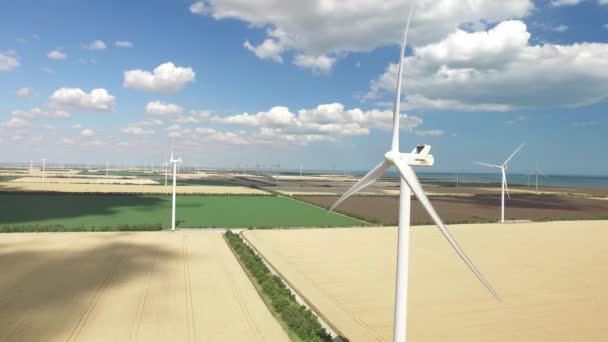 Primposad, Ucrania - Julio2017: Los molinos de viento en la costa convierten el viento en energía. Encuesta aérea — Vídeos de Stock