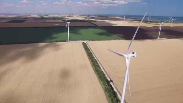 Primposad, Ucrania - julio de 2017: Turbinas eólicas giratorias que producen energía alternativa bajo las nubes. Encuesta aérea — Vídeos de Stock